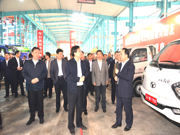 市新旧动能转换重大项目推进会UG环球官方网站集团科普教育基地进行观摩